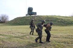 I když radary MADR (na kopci) ještě pořád nejsou stoprocentně funkční, česká armáda už s nimi trénuje. Takhle třeba v listopadu 2025 zkoušela obranu systémů před nepřátelskými bojovníky.