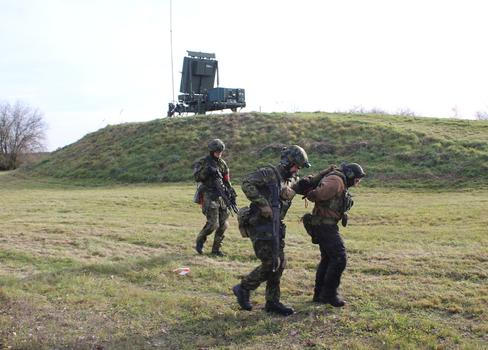 I když radary MADR (na kopci) ještě pořád nejsou stoprocentně funkční, česká armáda už s nimi trénuje. Takhle třeba v listopadu 2025 zkoušela obranu systémů před nepřátelskými bojovníky.