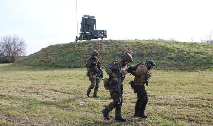 I když radary MADR (na kopci) ještě pořád nejsou stoprocentně funkční, česká armáda už s nimi trénuje. Takhle třeba v listopadu 2025 zkoušela obranu systémů před nepřátelskými bojovníky.