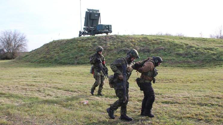 I když radary MADR (na kopci) ještě pořád nejsou stoprocentně funkční, česká armáda už s nimi trénuje. Takhle třeba v listopadu 2025 zkoušela obranu systémů před nepřátelskými bojovníky.