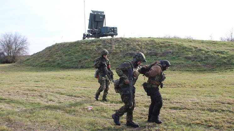 I když radary MADR (na kopci) ještě pořád nejsou stoprocentně funkční, česká armáda už s nimi trénuje. Takhle třeba v listopadu 2025 zkoušela obranu systémů před nepřátelskými bojovníky.