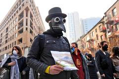 Ekologičtí aktivisté nosí během ekologické kampaně v centru Jerevanu roušky. Akce se koná za účelem zvýšení povědomí o nebezpečích znečištění ovzduší a problému zimního smogu, 30. listopadu 2025.
