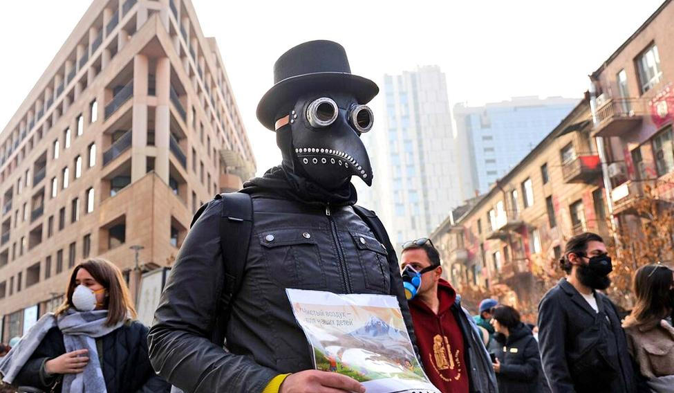 Ekologičtí aktivisté nosí během ekologické kampaně v centru Jerevanu roušky. Akce se koná za účelem zvýšení povědomí o nebezpečích znečištění ovzduší a problému zimního smogu, 30. listopadu 2025.