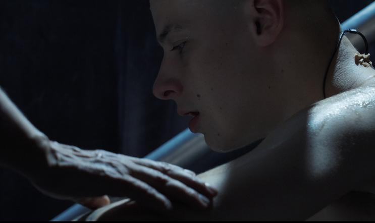 Dokumentární snímek Tak to mělo bejt vypráví příběh mladého maďarského rappera, který si říká Pogány Induló.