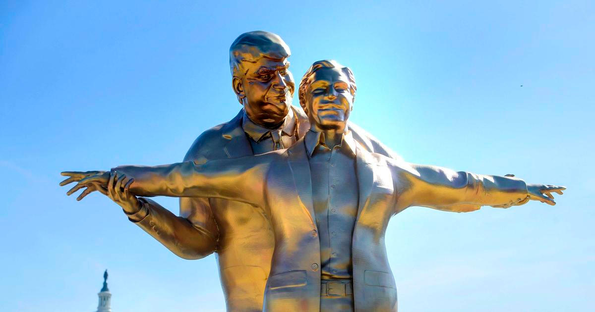  „Král světa“ na Titanicu: tajemní umělci provokují Trumpa novou sochou s Epsteinem