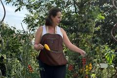 Petra Matějková, autorka úspěšného blogu Petra zahradničí, ukazuje, jak škůdce a plevel zvládnout pomocí berušek, česneku či vroucí vody a jak z divoké, pestré zahrady získat bohatou úrodu, aniž byste do toho přírodě příliš „kecali“. 