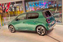 Základem je stejná platforma jako u Renaultu 4 či 5, ovšem jen se 60kW elektromotorem a 27,5kWh baterkou.