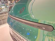 Také malá plastová maska je odkazem na minulost.