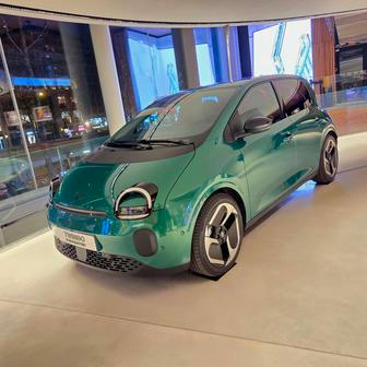 V hlavním showroomu Renaultu v Paříži na Champs-Elysées jsme poprvé důkladně prozkoumali nové Twingo.