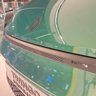 Také malá plastová maska je odkazem na minulost.