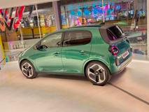 Základem je stejná platforma jako u Renaultu 4 či 5, ovšem jen se 60kW elektromotorem a 27,5kWh baterkou.