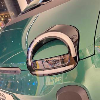 Hlavním prodejním argumentem bude vedle ceny i design, který si půjčuje spoustu prvků z úplně prvního Twinga. Včetně tvaru světel vpředu, která jsou standardně diodová.