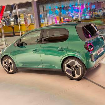 Základem je stejná platforma jako u Renaultu 4 či 5, ovšem jen se 60kW elektromotorem a 27,5kWh baterkou.