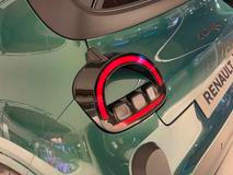 Tvar zadních světel kopíruje světla přední.