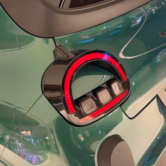 Tvar zadních světel kopíruje světla přední.