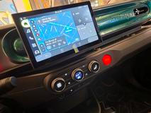 10,1palcová obrazovka multimediálního systému je standard, vyšší výbava přidává ještě služby Google. Taktéž automatická klimatizace je až v dražším provedení.