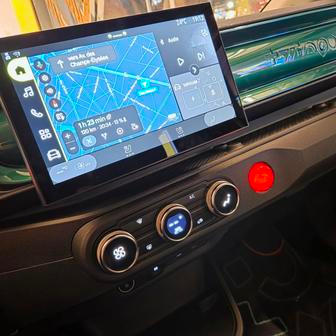 10,1palcová obrazovka multimediálního systému je standard, vyšší výbava přidává ještě služby Google. Taktéž automatická klimatizace je až v dražším provedení.