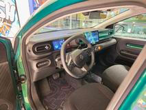 Interiér Twinga umně mixuje prvky známé z ostatních renaultů a dacií. Kvalita materiálů odpovídá cenové úrovni a faktu, že jde o jeden z nejlevnějších elektromobilů na trhu. Nicméně zpracování je solidní, stejně tak výbava a prostornost.