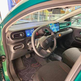 Interiér Twinga umně mixuje prvky známé z ostatních renaultů a dacií. Kvalita materiálů odpovídá cenové úrovni a faktu, že jde o jeden z nejlevnějších elektromobilů na trhu. Nicméně zpracování je solidní, stejně tak výbava a prostornost.