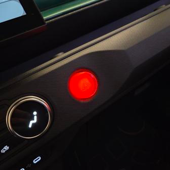 Tlačítko výstražných blinkrů je opravdu velké.