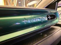 Plastovou palubní desku rozbíjí dekorační plocha před spolujezdcem.