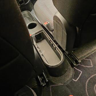 Vzor koberce je skoro jako z 90. let, mezi předními sedadly je malá odkládací polička.