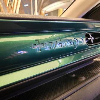 Plastovou palubní desku rozbíjí dekorační plocha před spolujezdcem.