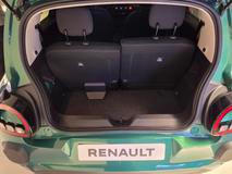 260 až 360 litrů podle polohy zadních sedadel. Kufr Twinga nepotěší nakládací hranou, ale potěší širokým vstupem.