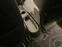 Vzor koberce je skoro jako z 90. let, mezi předními sedadly je malá odkládací polička.