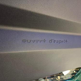 Sem tam se objevují i hravé nápisy, třeba tento znamená něco jako „otevřený novým věcem“.