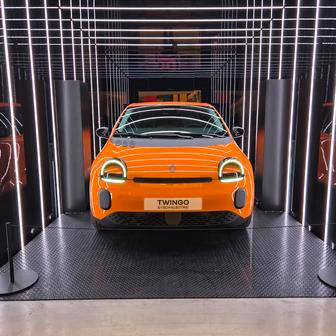 Kromě zelené jsme viděli i Twingo ve žluté, která je na francouzském trhu bez příplatku…