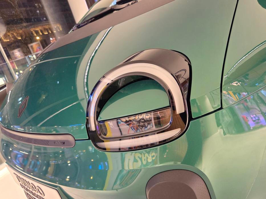 Hlavním prodejním argumentem bude vedle ceny i design, který si půjčuje spoustu prvků z úplně prvního Twinga. Včetně tvaru světel vpředu, která jsou standardně diodová.