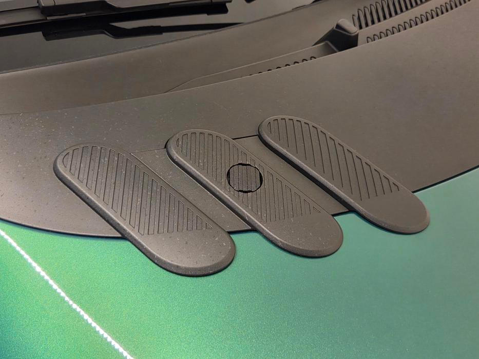 A do třetice, tentokrát připomínka nasávacích otvorů na kapotě.