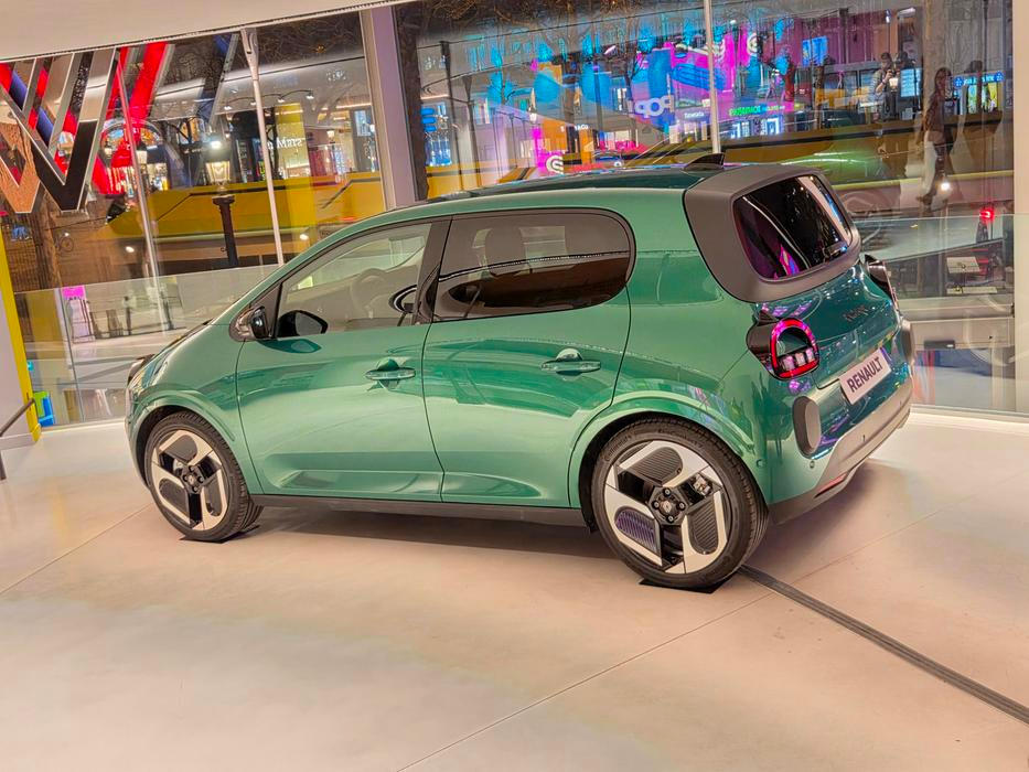 Základem je stejná platforma jako u Renaultu 4 či 5, ovšem jen se 60kW elektromotorem a 27,5kWh baterkou.