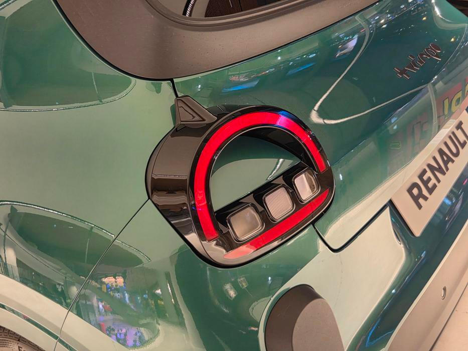 Tvar zadních světel kopíruje světla přední.