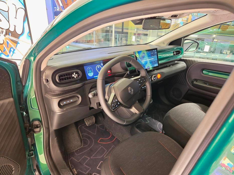 Interiér Twinga umně mixuje prvky známé z ostatních renaultů a dacií. Kvalita materiálů odpovídá cenové úrovni a faktu, že jde o jeden z nejlevnějších elektromobilů na trhu. Nicméně zpracování je solidní, stejně tak výbava a prostornost.