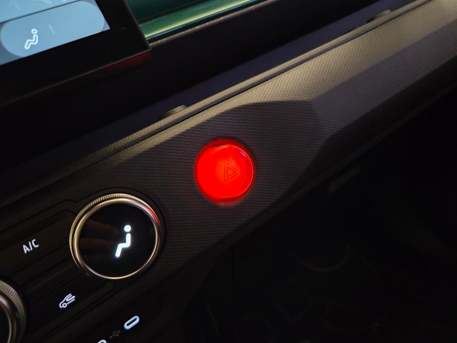 Tlačítko výstražných blinkrů je opravdu velké.