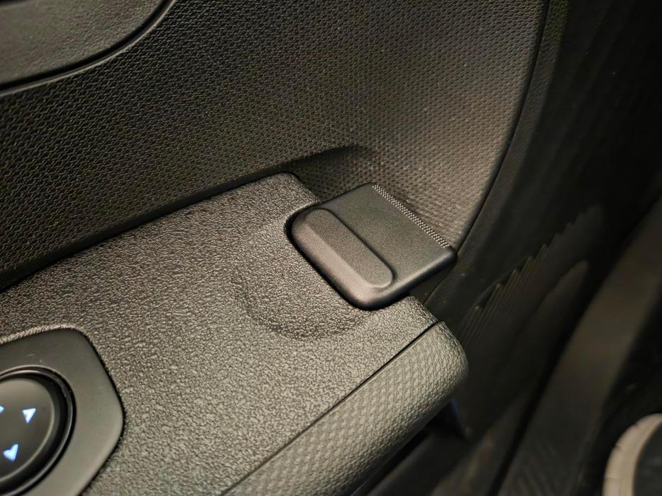 Toto je vnitřní klika dveří. Na první pohled byste si plastového výlisku možná ani nevšimli.