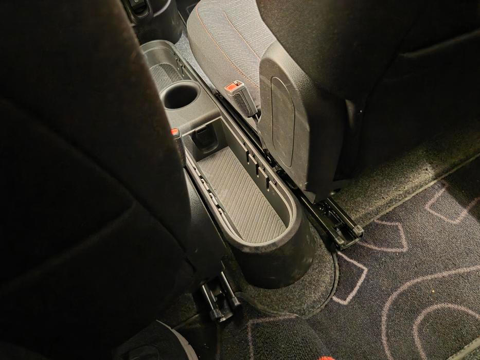 Vzor koberce je skoro jako z 90. let, mezi předními sedadly je malá odkládací polička.