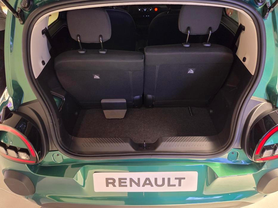 260 až 360 litrů podle polohy zadních sedadel. Kufr Twinga nepotěší nakládací hranou, ale potěší širokým vstupem.