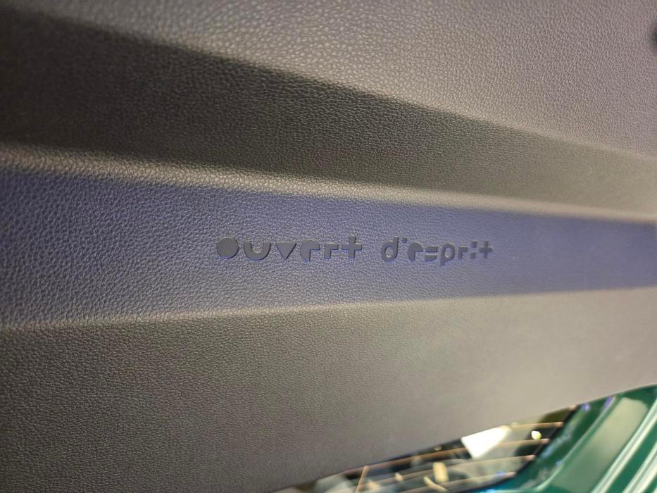 Sem tam se objevují i hravé nápisy, třeba tento znamená něco jako „otevřený novým věcem“.