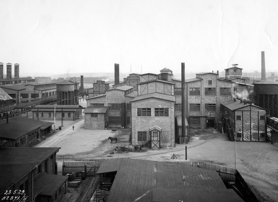 Průmyslový komplex zinkovny v Szopienicích v roce 1937. Historická huť, jejíž toxické emise způsobily masivní otravu dětí olovem a kadmiem.