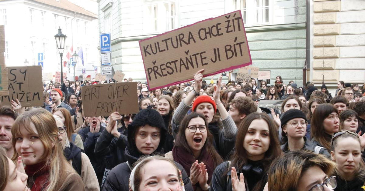 Klempíř se „schoval“ před studenty ve sněmovně. Co mu vzkazovali, by ho nepotěšilo