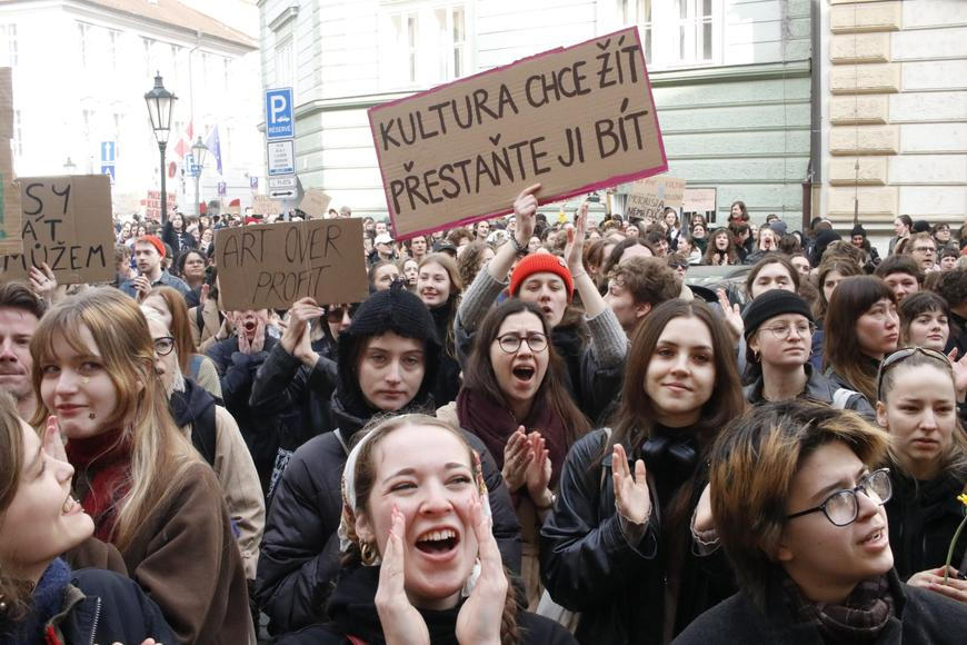 Klempíř se „schoval“ před studenty ve sněmovně. Co mu vzkazovali, by ho nepotěšilo