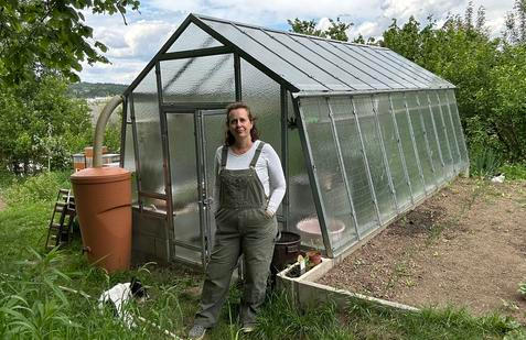 „Kolikrát když k nám přijede návštěva, čeká zahrádku jako z katalogu. A pak jsou překvapení, jaká je to u nás divočina,“ směje se Petra Matějková, autorka úspěšného blogu Petra zahradničí, kde sdílí své zkušenosti s pěstováním zeleniny. 