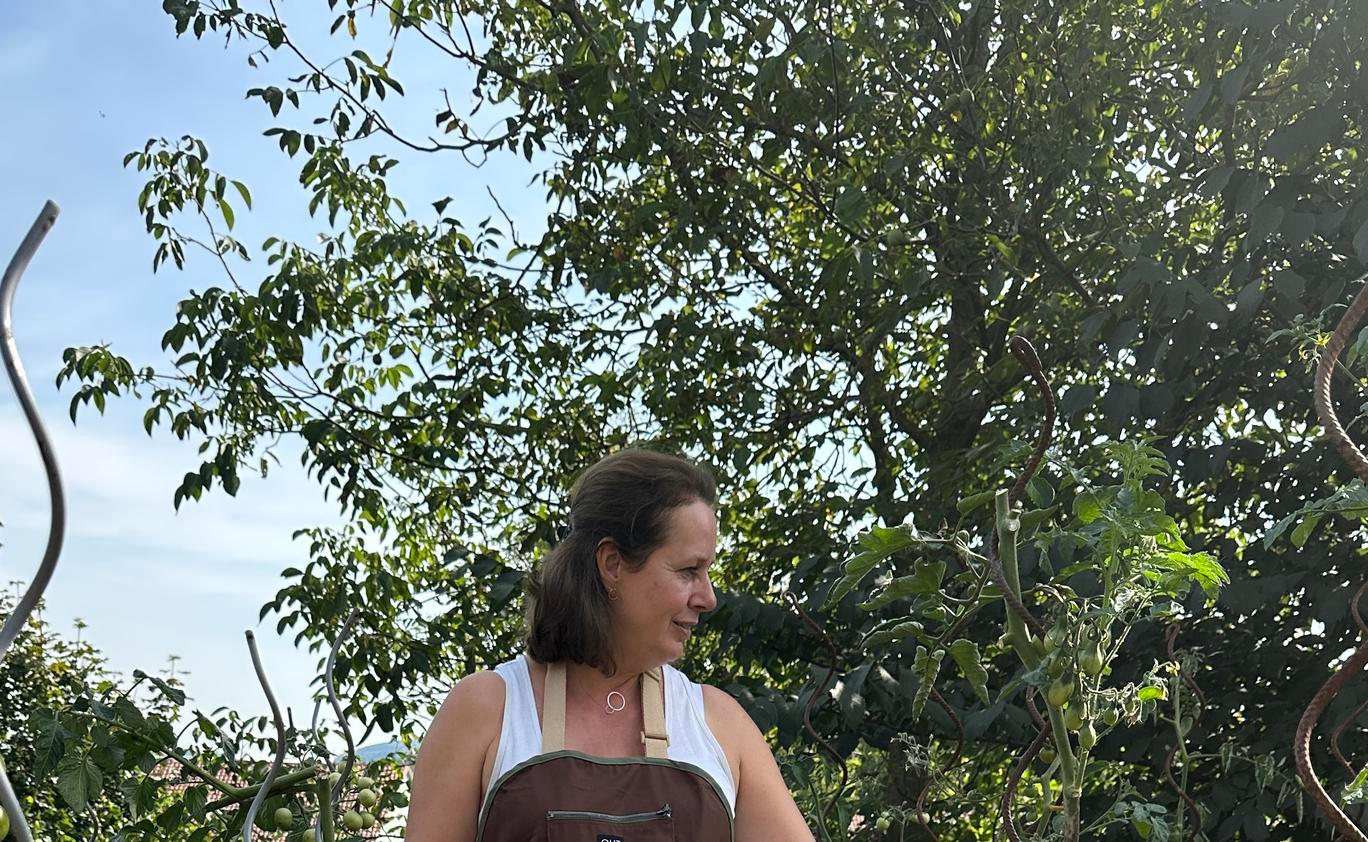 Petra Matějková, autorka úspěšného blogu Petra zahradničí, ukazuje, jak škůdce a plevel zvládnout pomocí berušek, česneku či vroucí vody a jak z divoké, pestré zahrady získat bohatou úrodu, aniž byste do toho přírodě příliš „kecali“. 