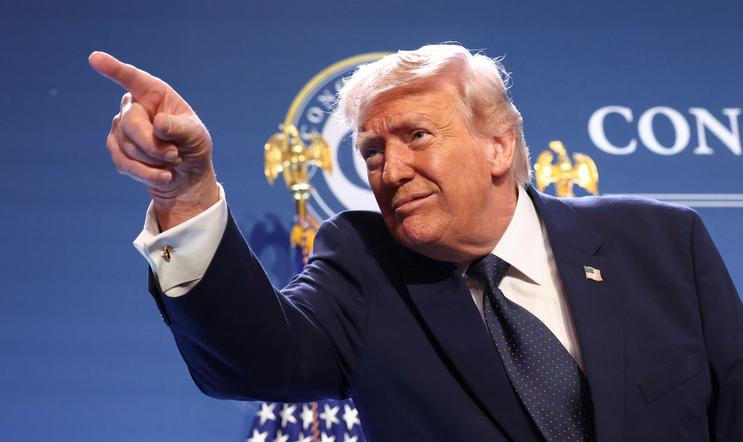 "Ještě trochu toho a onoho... Kdykoli budu chtít, aby to skončilo, skončí to," řekl Trump v krátkém telefonickém rozhovoru se serverem Axios.