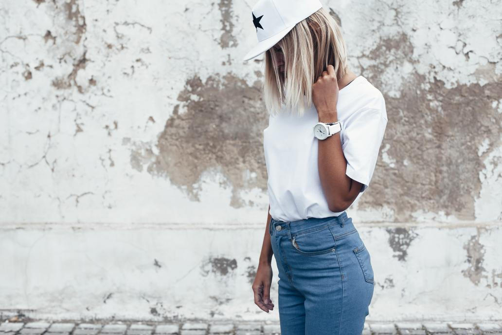 Právě doplňky, kterými základ tvořený bílým tričkem a džínami doplníte, dotvoří finální look. Bílé tričko a džíny