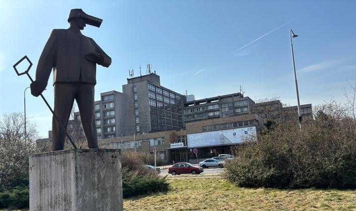 Měděná socha nazvaná Hutník stojí před ředitelstvím a hlavní bránou Nové huti už od roku 1965. Tiše tak sledovala celý pád podniku až do současné situace.