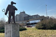 Měděná socha nazvaná Hutník stojí před ředitelstvím a hlavní bránou Nové huti už od roku 1965. Tiše tak sledovala celý pád podniku až do současné situace.